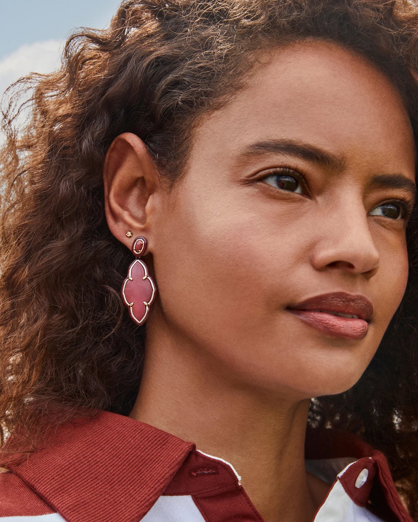 Kendra Scott Abbie Gold Enamel Frame Statement Earrings in Maroon Magnesite