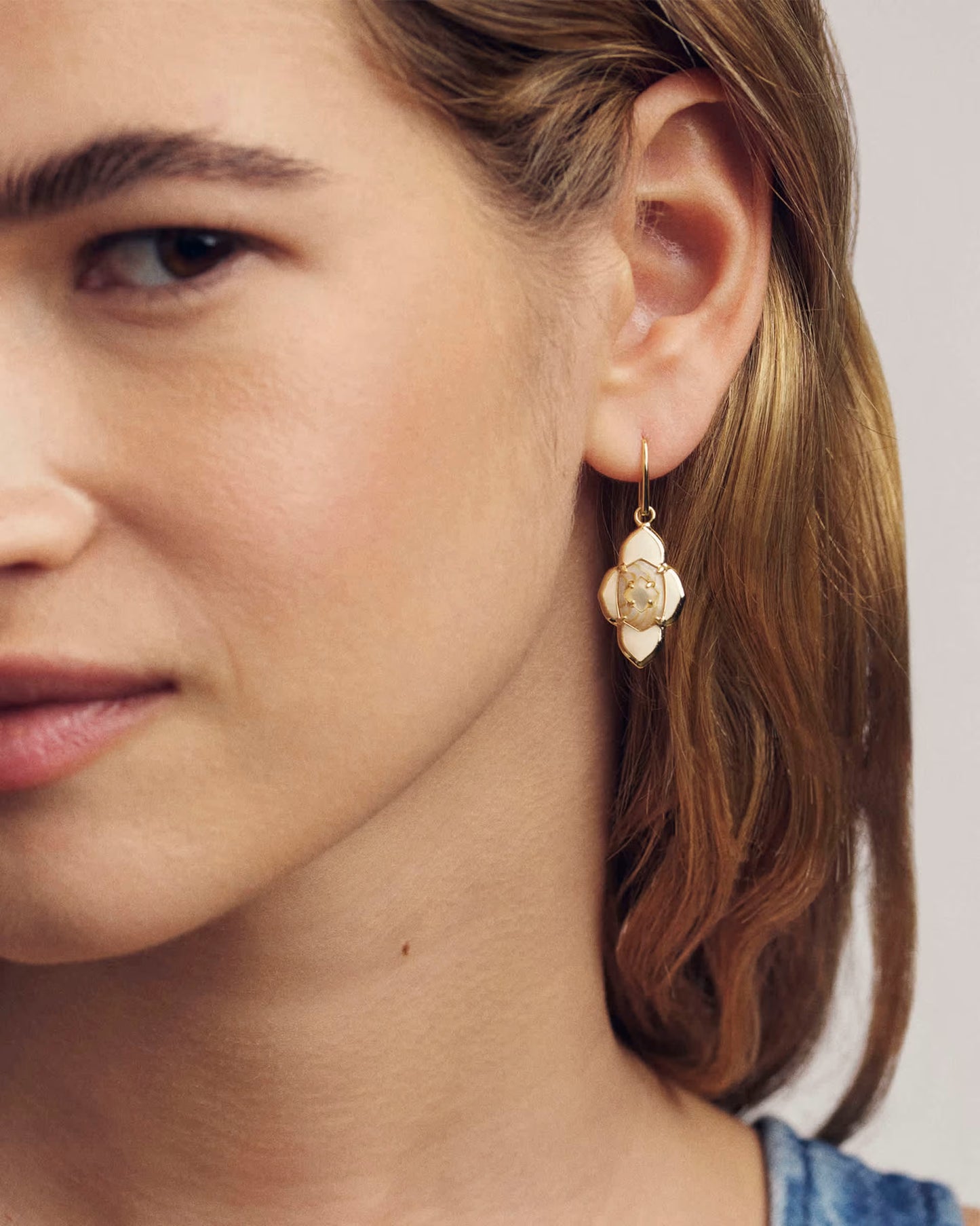 Kendra Scott Abbie Medallion Gold Small Drop Earrings Neutral Mix