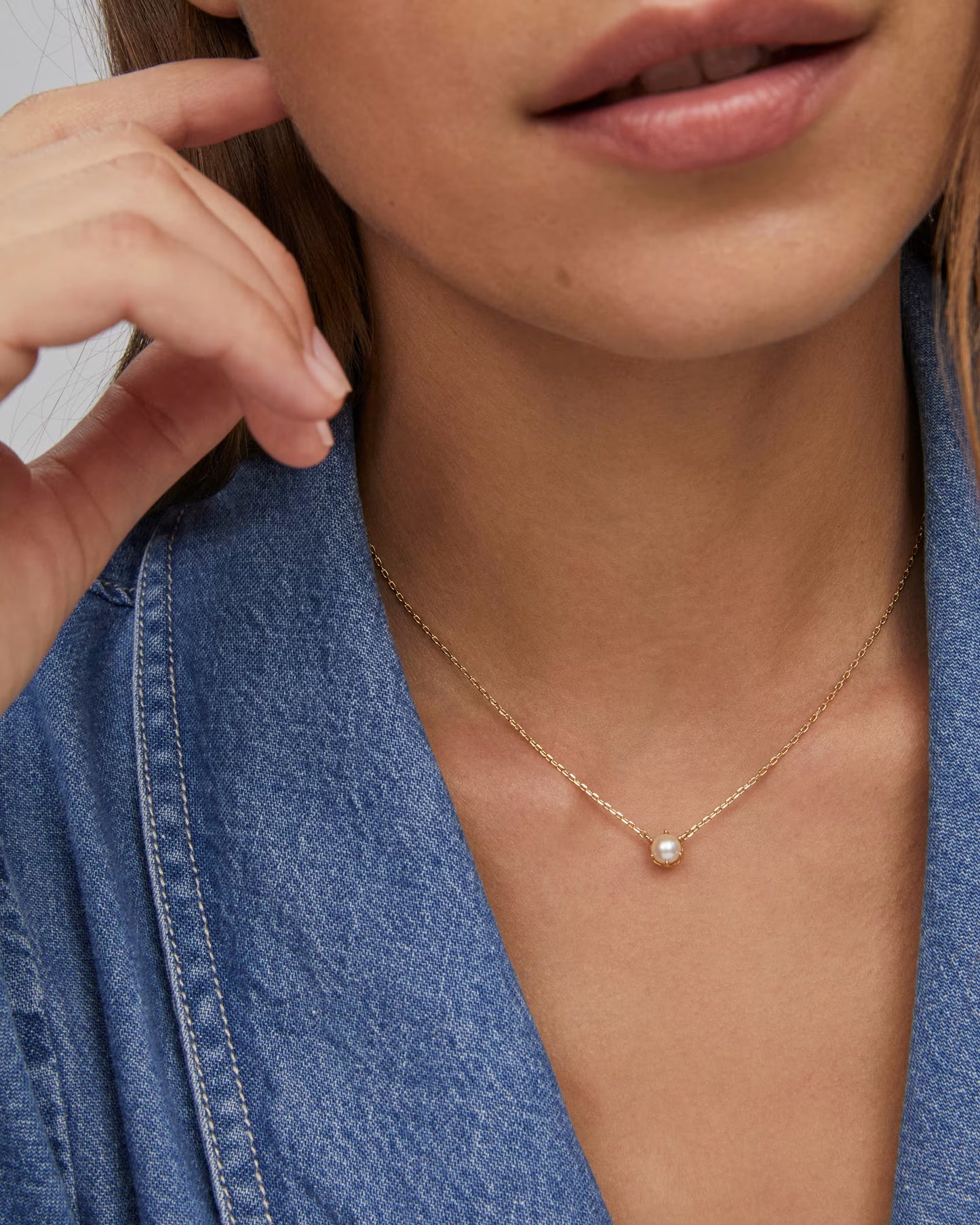Kendra Scott Ashton Gold Pearl Pendant Necklace In Freshwater Cultured Pearl