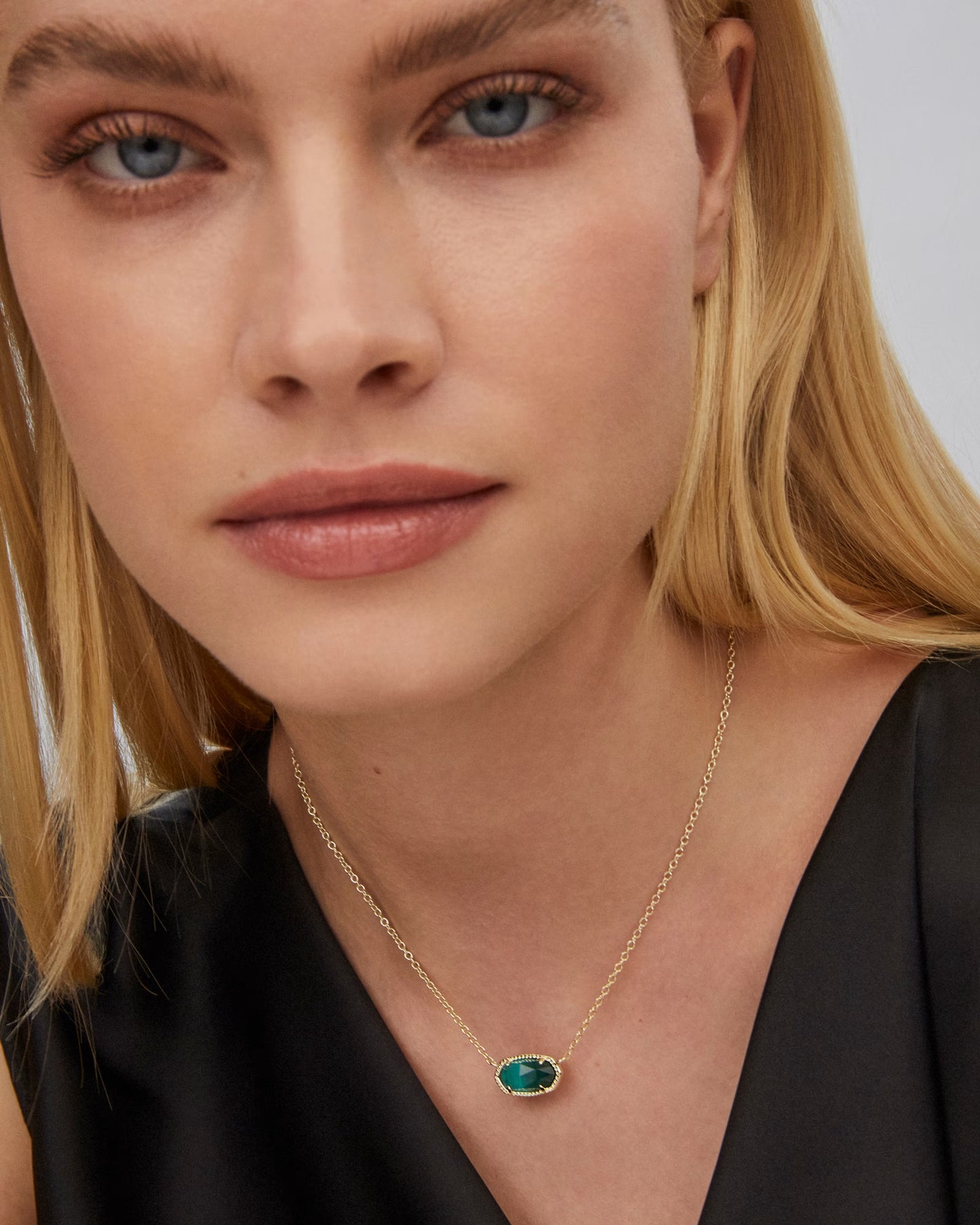 Kendra Scott Elisa Gold Pendant Necklace In Emerald Cats Eye