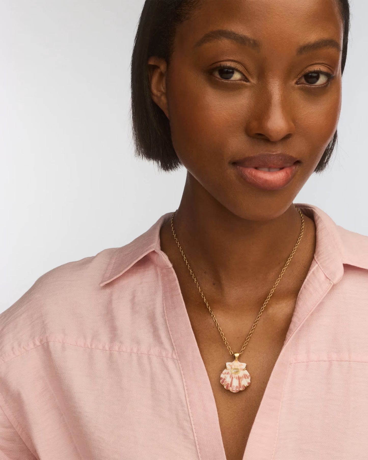 Kendra Scott Lucia Shell Vintage Gold Short Pendant Necklace in Neutral Scallop