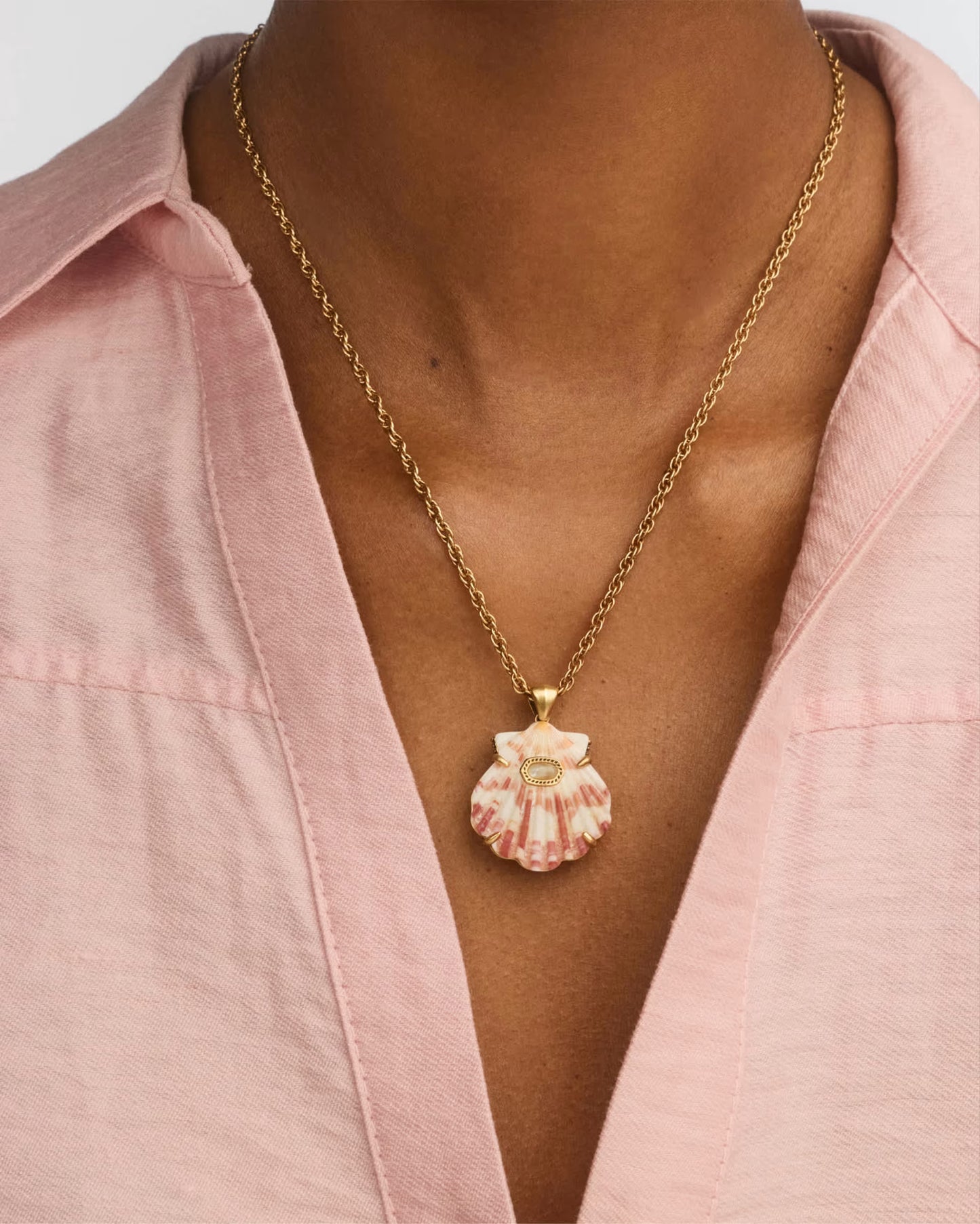 Kendra Scott Lucia Shell Vintage Gold Short Pendant Necklace in Neutral Scallop