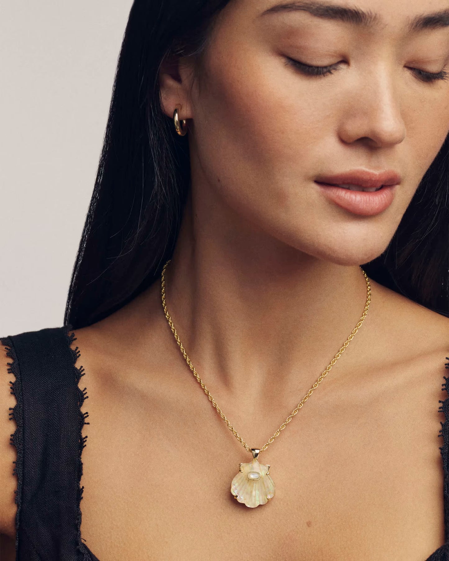 Kendra Scott Lucia Shell Gold Short Pendant Necklace Iridescent Abalone