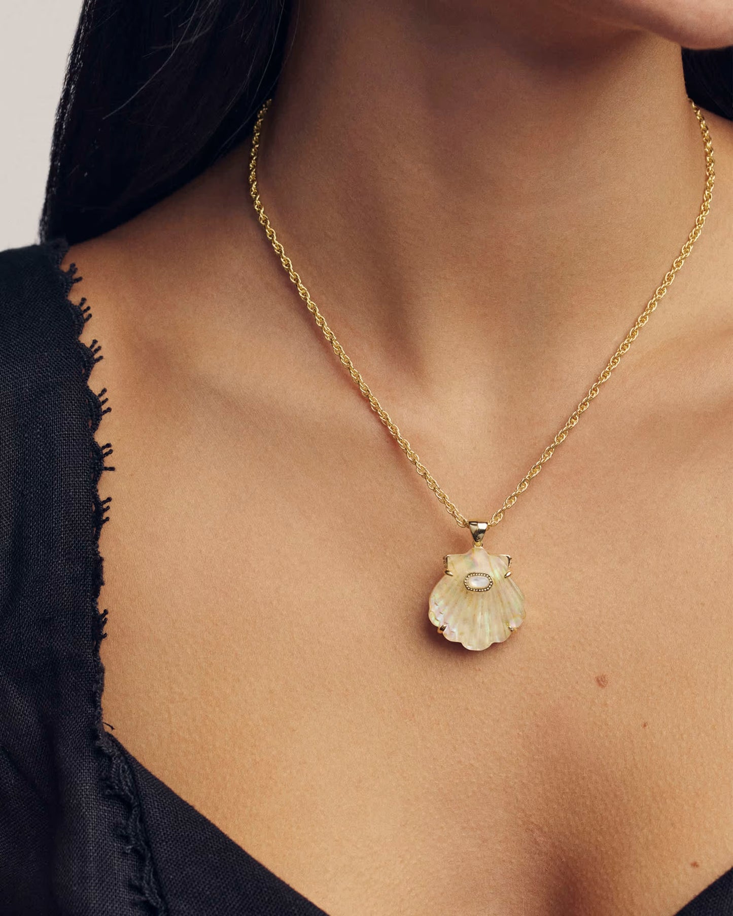 Kendra Scott Lucia Shell Gold Short Pendant Necklace Iridescent Abalone