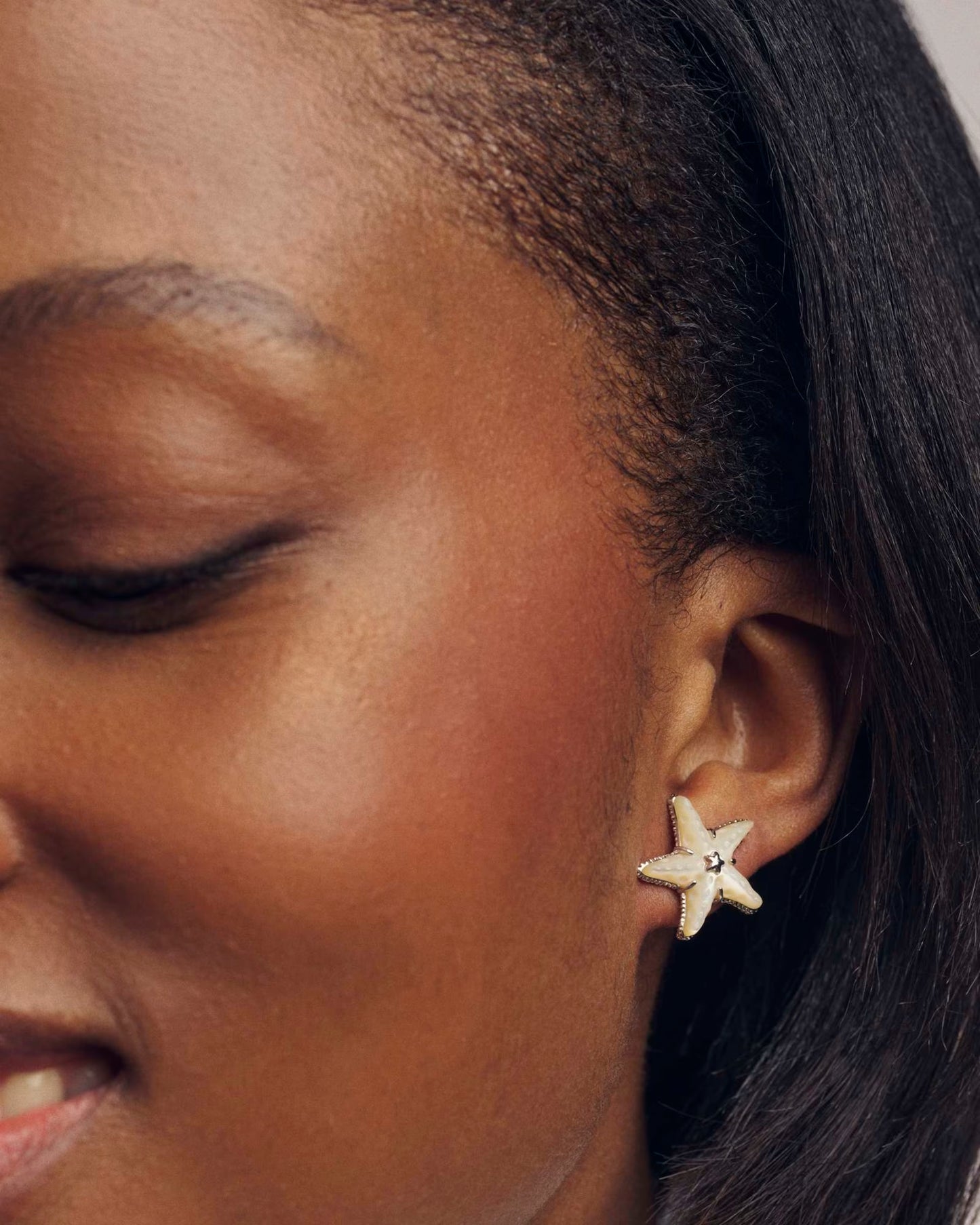 Kendra Scott Parker Starfish Gold Stud Earring in Natural Mother-of-Pearl